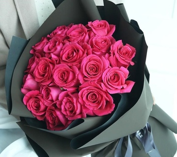 Букет из ярко розовых роз