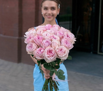 Букет из 15 нежно розовых пионовидных роз