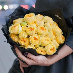 Букет из желтых пионовидных роз