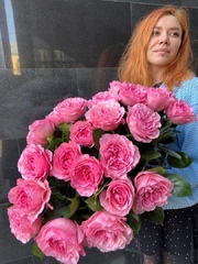 Букет из ярко розовых пионовидных роз